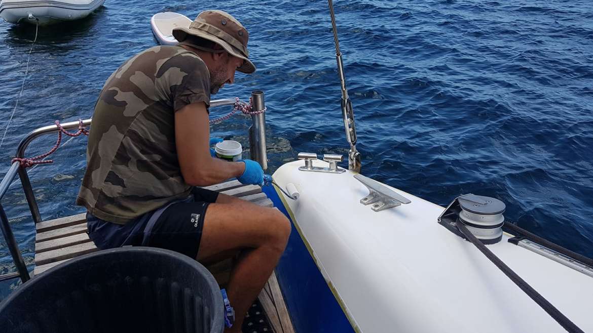 Peinture blanche en cours sur notre catamaran : pour vous accueillir avec un bat…