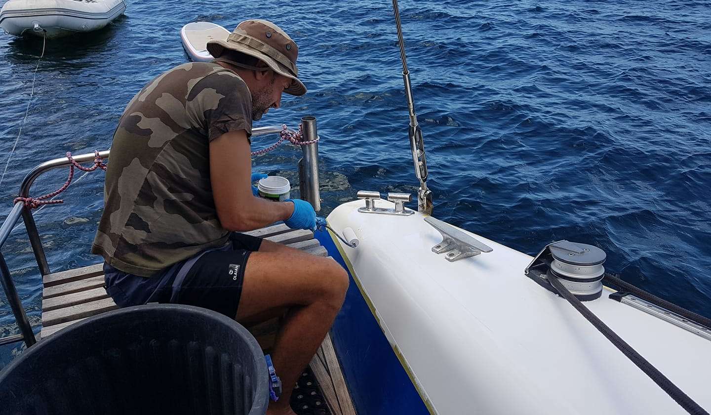 Peinture blanche en cours sur notre catamaran : pour vous accueillir avec un bat…