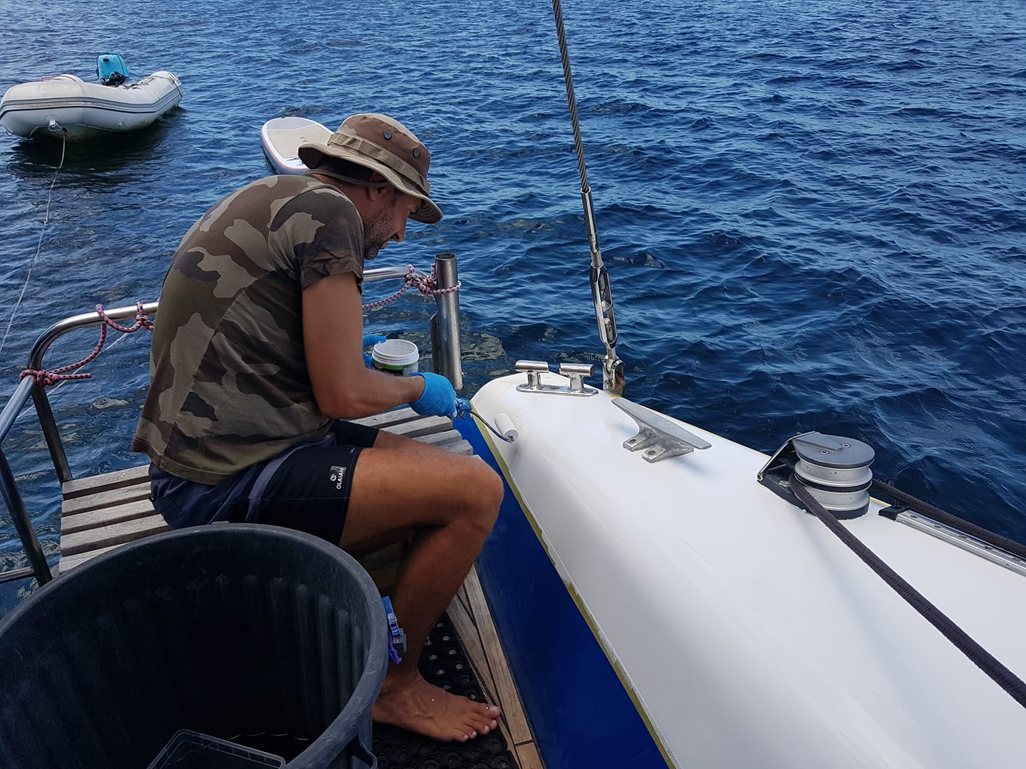 Peinture blanche en cours sur notre catamaran : pour vous accueillir avec un bat…
