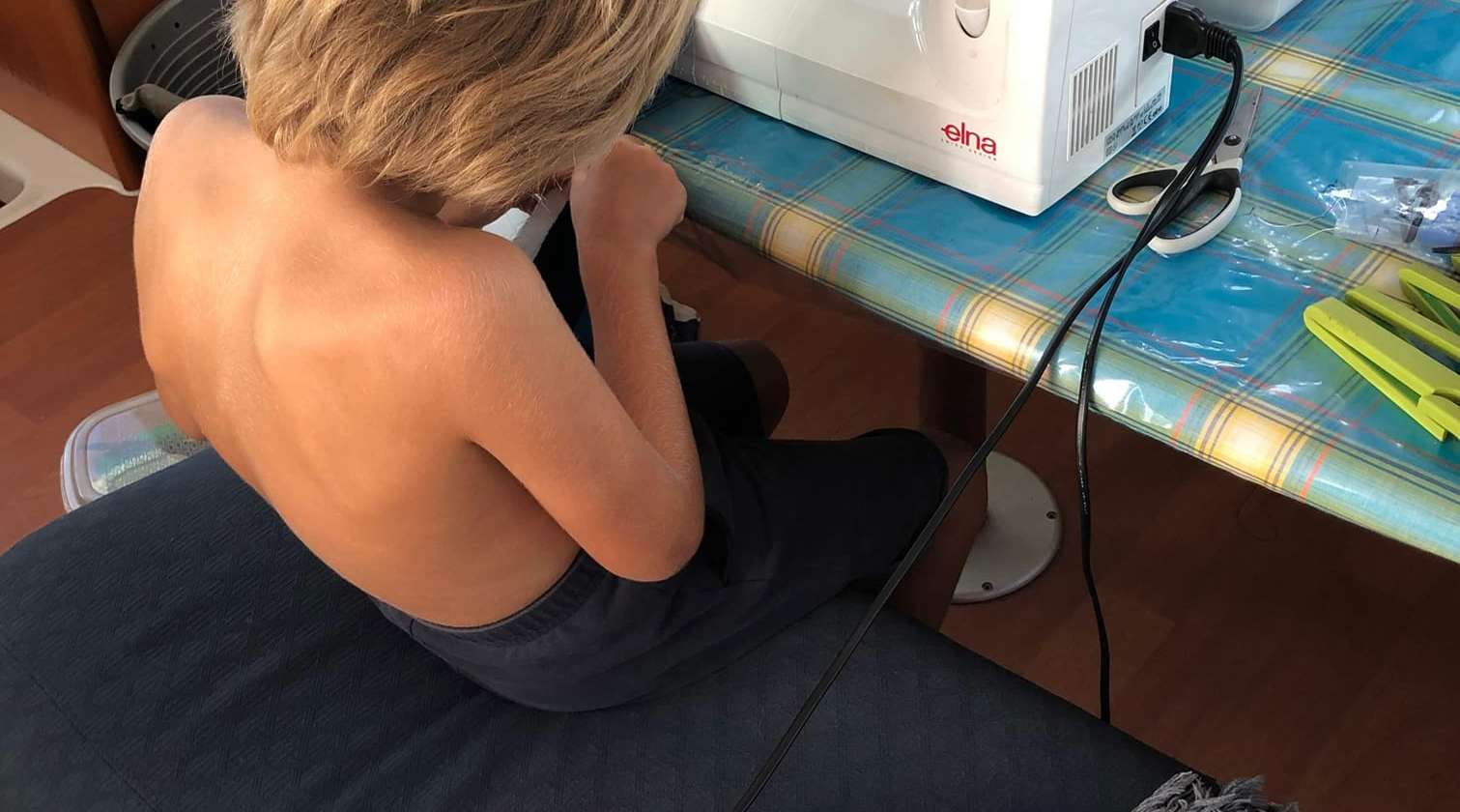 Préparation de notre nouveau drapeau français, par notre nouveau couturier du bo…